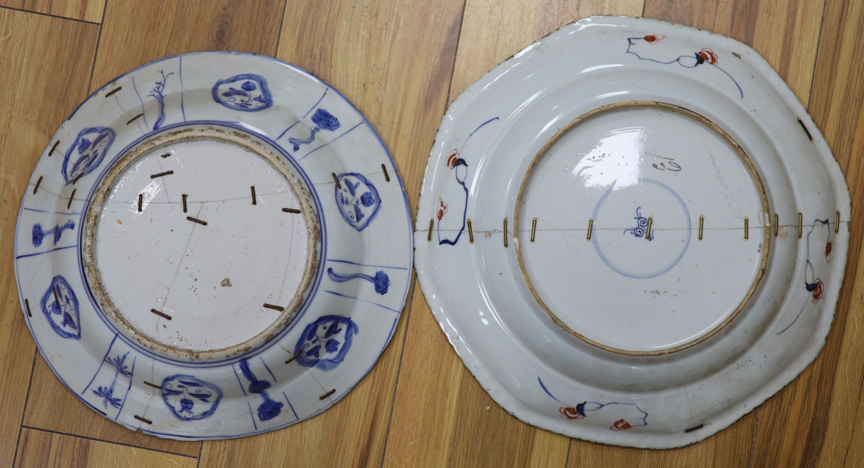 A Chinese Ming kraak blue and white dish, c.1640, together with a Kangxi Imari dish, c.1715, largest diameter 39cm